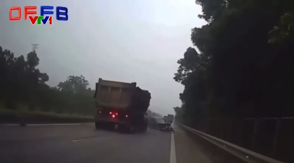 Chuyển làn đột ngột tạt đầu xe tải, xe con bị đâm văng Chuyển làn đột ngột tạt đầu xe tải, xe con bị đâm văng