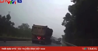Chuyển làn đột ngột tạt đầu xe tải, xe con bị đâm văng