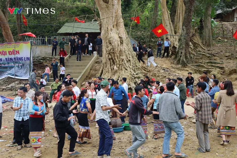 Chuyện về đền thiêng ở Nghệ An mỗi năm mở ngày hội bắt cá mát một lần để chiêu đãi khách Chuyện về đền thiêng ở Nghệ An mỗi năm mở ngày hội bắt cá mát một lần để chiêu đãi khách