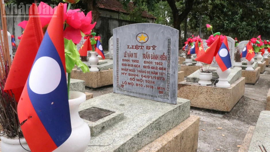 Chuyện về ngôi mộ đôi ở Nghĩa trang Liệt sĩ quốc tế Việt-Lào Chuyện về ngôi mộ đôi ở Nghĩa trang Liệt sĩ quốc tế Việt-Lào
