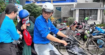 Chuyến xe nghĩa tình đồng hành người lớn tuổi