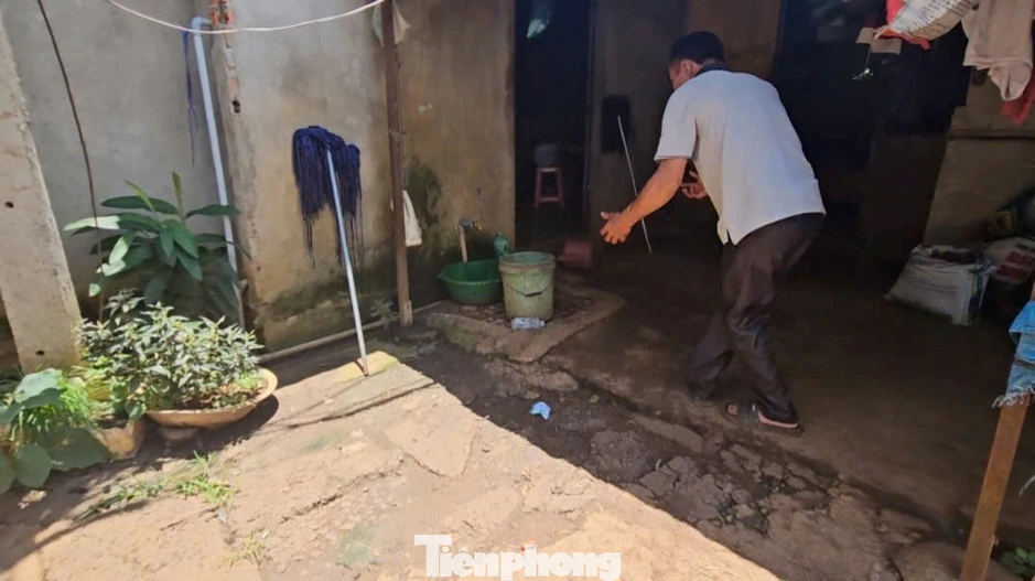 Clip: Bị người đàn ông lạ lẻn vào nhà ôm bế, bé gái giãy giụa kêu cứu Clip: Bị người đàn ông lạ lẻn vào nhà ôm bế, bé gái giãy giụa kêu cứu