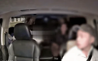 Clip: Cãi nhau nảy lửa với bạn gái trên xe, thanh niên tung cửa nhảy khỏi taxi, hành động của cô gái càng khiến nhiều người sững sờ