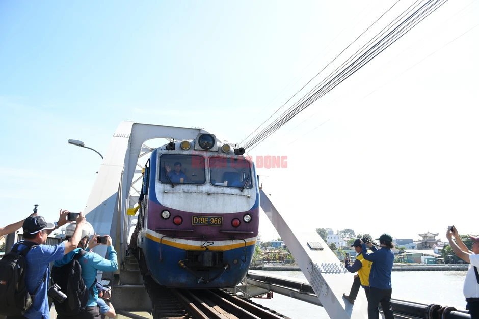 CLIP: Chính thức thông tuyến đường sắt qua cầu Ghềnh sau sự cố sà lan tông cầu CLIP: Chính thức thông tuyến đường sắt qua cầu Ghềnh sau sự cố sà lan tông cầu