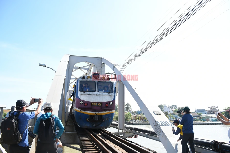 CLIP: Chính thức thông tuyến đường sắt qua cầu Ghềnh sau sự cố sà lan tông cầu CLIP: Chính thức thông tuyến đường sắt qua cầu Ghềnh sau sự cố sà lan tông cầu