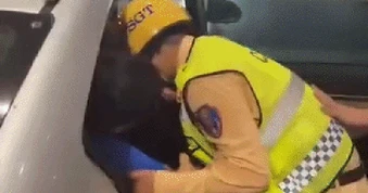 CLIP: CSGT Đà Nẵng mở đường, đưa bệnh nhân đến bệnh viện cấp cứu kịp thời