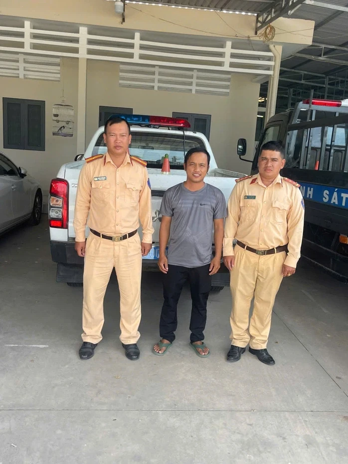 CLIP: CSGT Tây Ninh hú còi mở đường, cứu người phụ nữ nghi bị tai biến CLIP: CSGT Tây Ninh hú còi mở đường, cứu người phụ nữ nghi bị tai biến