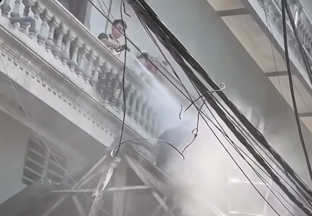 Clip gây xôn xao: Người thợ trên mái nhà bị xịt nước từ tầng cao, công an vào cuộc Clip gây xôn xao: Người thợ trên mái nhà bị xịt nước từ tầng cao, công an vào cuộc