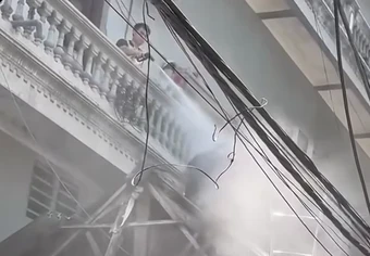 Clip gây xôn xao: Người thợ trên mái nhà bị xịt nước từ tầng cao, công an vào cuộc