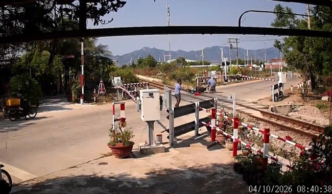 CLIP: Người phụ nữ vượt rào chắn đường sắt, ngã sát đường ray khi tàu sắp tới CLIP: Người phụ nữ vượt rào chắn đường sắt, ngã sát đường ray khi tàu sắp tới