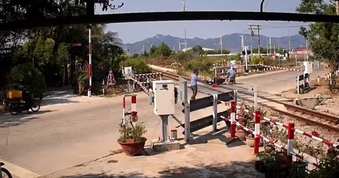 CLIP: Người phụ nữ vượt rào chắn đường sắt, ngã sát đường ray khi tàu sắp tới