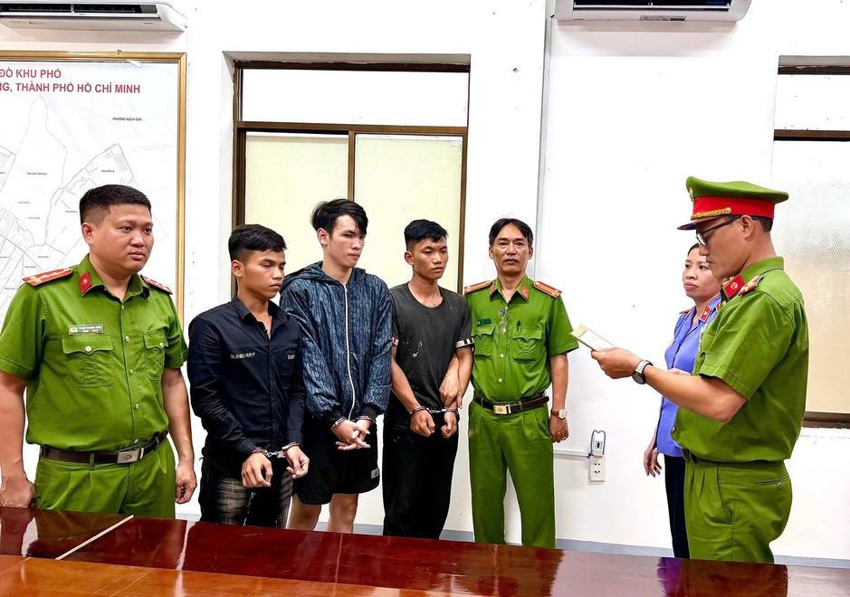 Clip nhóm thanh niên dùng nón bảo hiểm "táng" mạnh vào đầu khiến người đi đường ngã nhào: Bắt khẩn cấp 3 đối tượng Clip nhóm thanh niên dùng nón bảo hiểm "táng" mạnh vào đầu khiến người đi đường ngã nhào: Bắt khẩn cấp 3 đối tượng