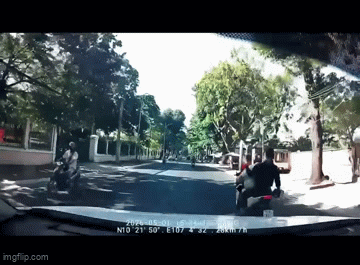 Clip nhóm thanh niên dùng nón bảo hiểm "táng" mạnh vào đầu khiến người đi đường ngã nhào: Bắt khẩn cấp 3 đối tượng Clip nhóm thanh niên dùng nón bảo hiểm "táng" mạnh vào đầu khiến người đi đường ngã nhào: Bắt khẩn cấp 3 đối tượng