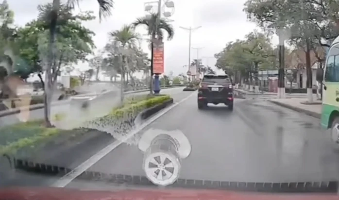 CLIP: Ô tô bật đèn cảnh báo nhưng nhiều lần "khóa lối" xe phía sau CLIP: Ô tô bật đèn cảnh báo nhưng nhiều lần "khóa lối" xe phía sau