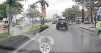 CLIP: Ô tô bật đèn cảnh báo nhưng nhiều lần "khóa lối" xe phía sau