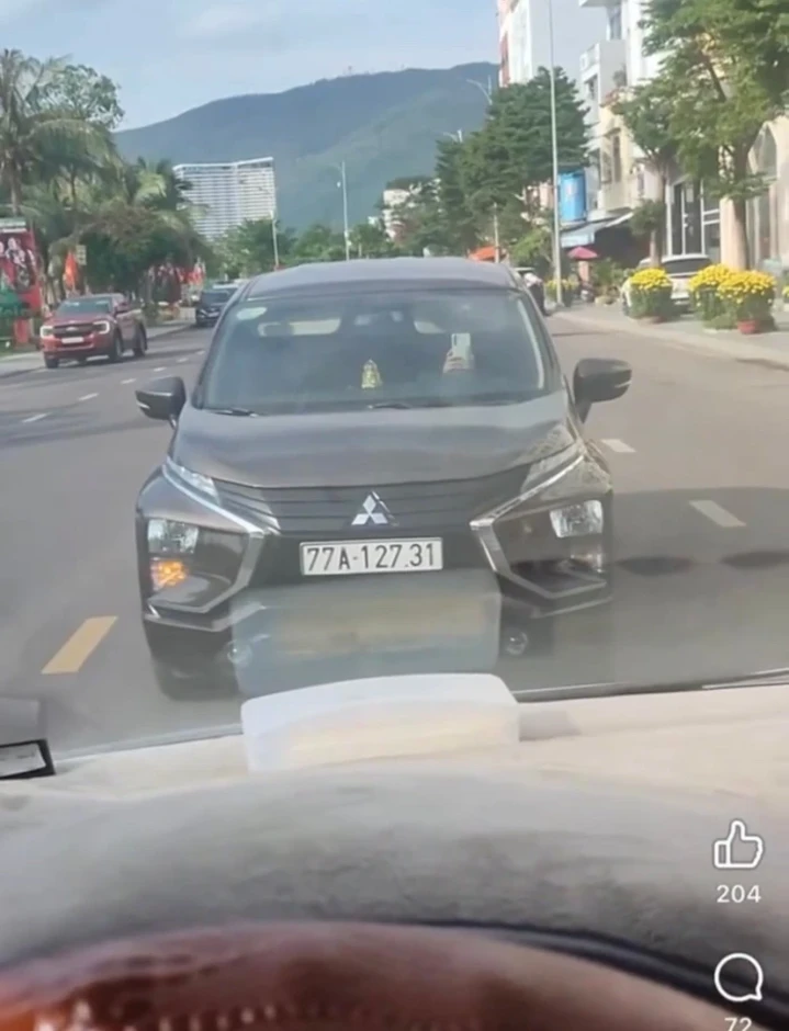 Clip ô tô dừng án ngữ làn ngược chiều giữa phố biển Quy Nhơn gây bức xúc Clip ô tô dừng án ngữ làn ngược chiều giữa phố biển Quy Nhơn gây bức xúc