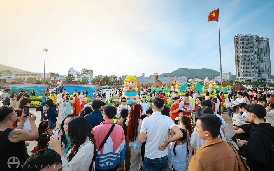 Clip ô tô dừng án ngữ làn ngược chiều giữa phố biển Quy Nhơn gây bức xúc Clip ô tô dừng án ngữ làn ngược chiều giữa phố biển Quy Nhơn gây bức xúc