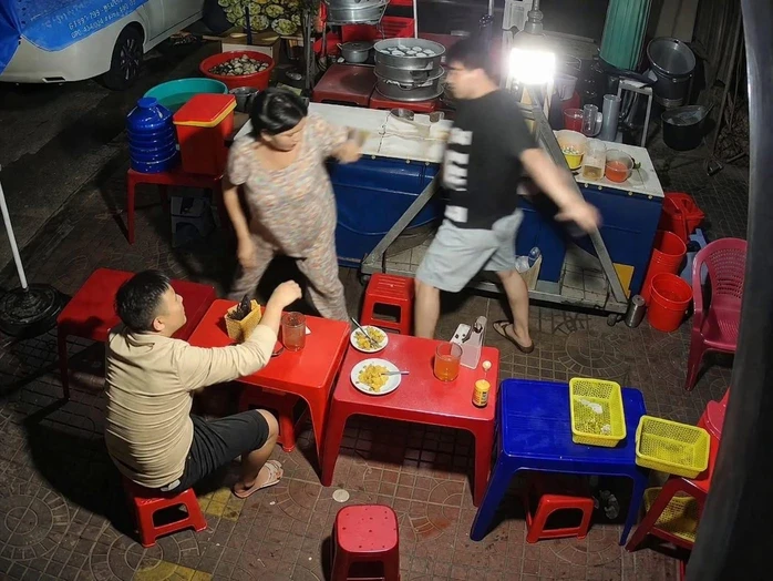 CLIP: Phẫn nộ cảnh thanh niên đánh cụ bà đang phục vụ tại quán ăn khuya