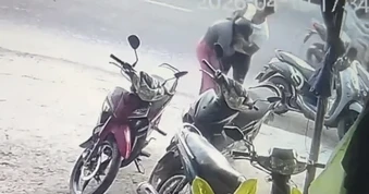 Clip: Phẫn nộ cảnh thanh niên hành hung phụ nữ giữa phố, công an vào cuộc