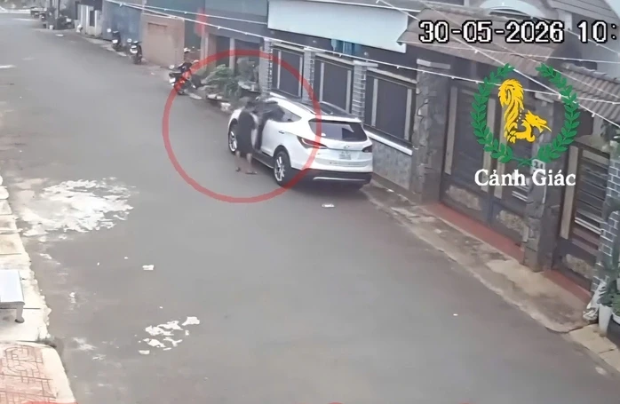 CLIP: Thót tim với bé trai 12 tuổi lái ô tô qua nhiều hẻm CLIP: Thót tim với bé trai 12 tuổi lái ô tô qua nhiều hẻm