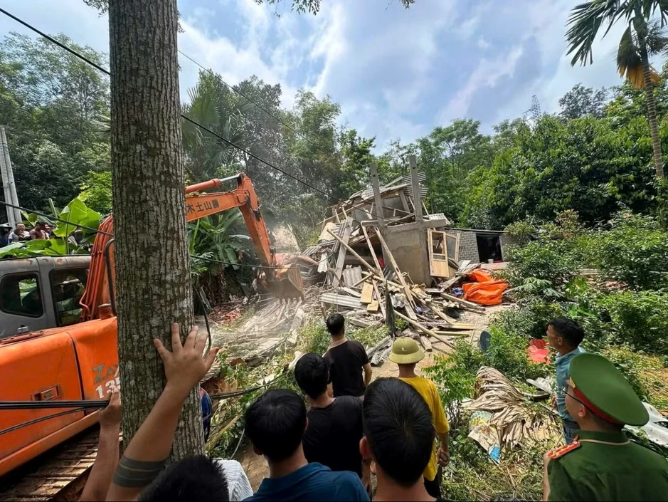Clip xe đầu kéo lao xuống đèo, húc sập nhà dân, tài xế tử vong Clip xe đầu kéo lao xuống đèo, húc sập nhà dân, tài xế tử vong