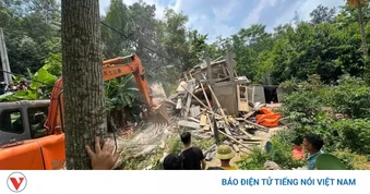 Clip xe đầu kéo lao xuống đèo, húc sập nhà dân, tài xế tử vong