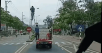 CLIP: Xử lý tài xế xe biển xanh chở người "làm xiếc" trên quốc lộ