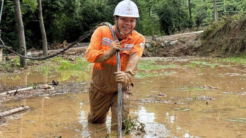Cơ bản khôi phục cấp điện cho vùng lũ Mường Than Cơ bản khôi phục cấp điện cho vùng lũ Mường Than