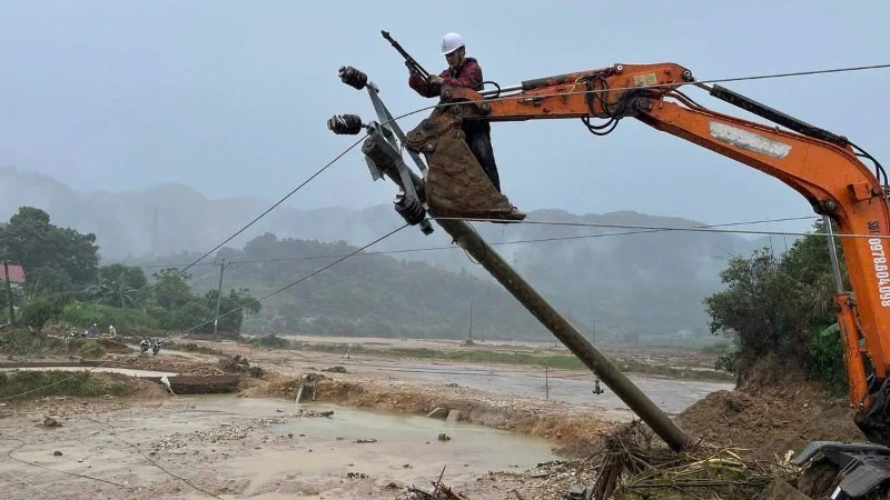 Cơ bản khôi phục cấp điện cho vùng lũ Mường Than Cơ bản khôi phục cấp điện cho vùng lũ Mường Than