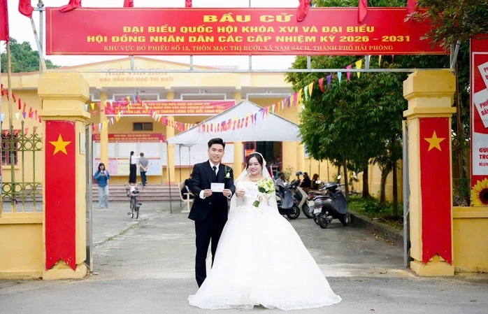 Cô dâu, chú rể mặc áo cưới đi bầu cử