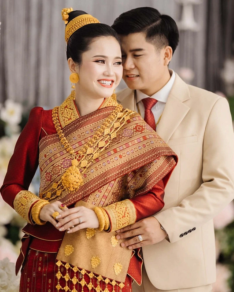 Cô dâu Lào hát tiếng Việt tặng chú rể, quan khách ngỡ ngàng vì quá hay Cô dâu Lào hát tiếng Việt tặng chú rể, quan khách ngỡ ngàng vì quá hay