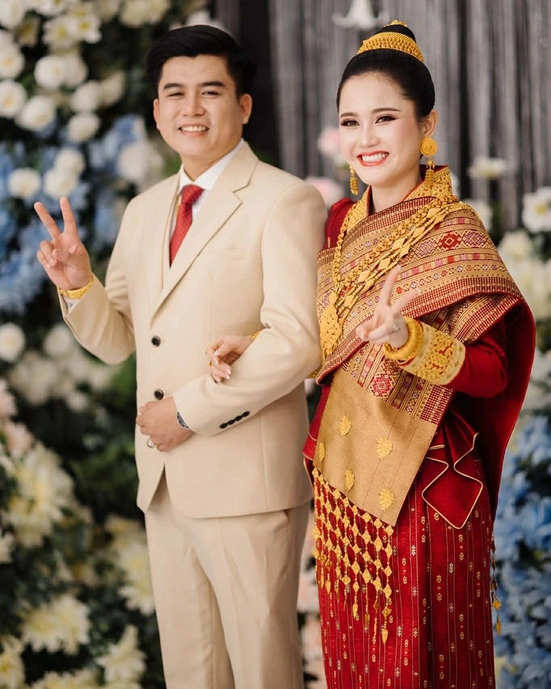 Cô dâu Lào hát tiếng Việt tặng chú rể, quan khách ngỡ ngàng vì quá hay Cô dâu Lào hát tiếng Việt tặng chú rể, quan khách ngỡ ngàng vì quá hay