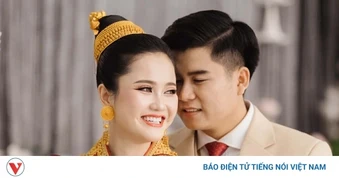 Cô dâu Lào hát tiếng Việt tặng chú rể, quan khách ngỡ ngàng vì quá hay