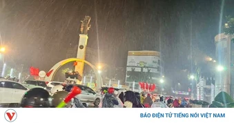 Cổ động viên Đắk Lắk đội mưa đi “bão” mừng đội tuyển Việt Nam chiến thắng