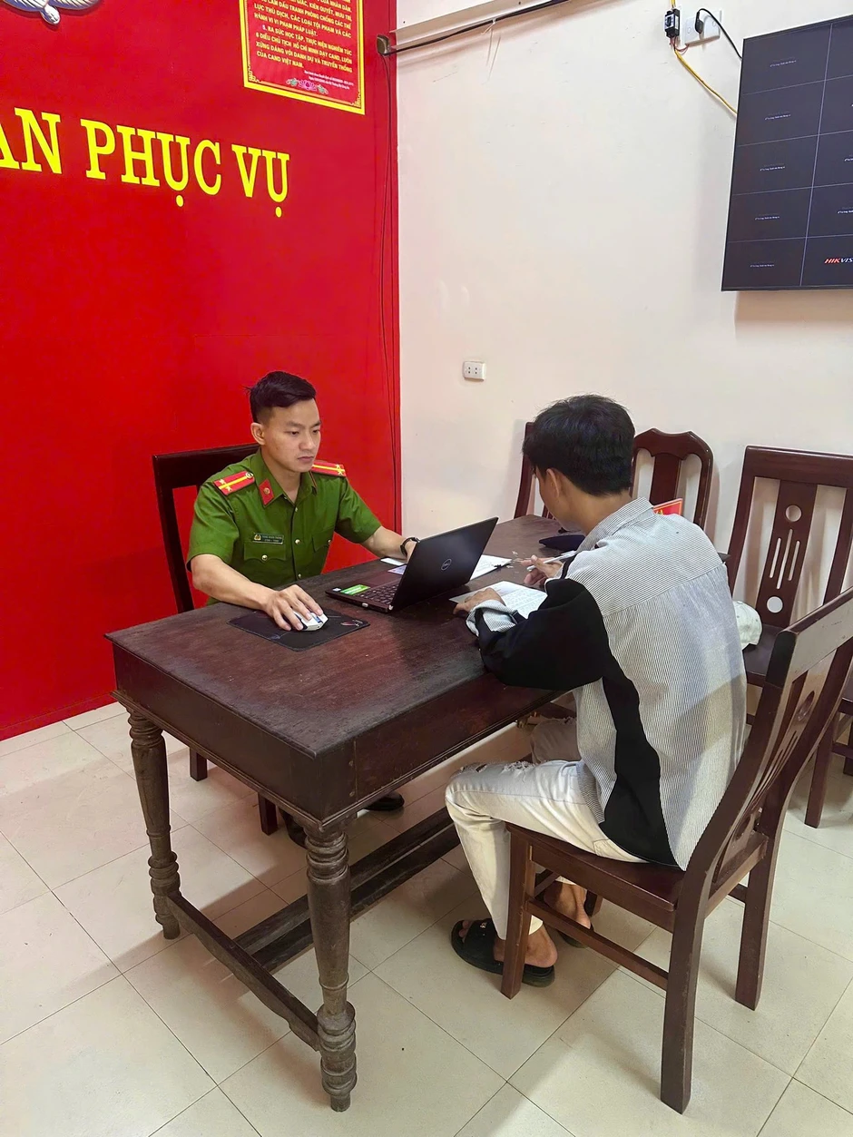 Cô gái bị nam thanh niên tóm tóc, đạp thẳng vào đầu trong quán bida Cô gái bị nam thanh niên tóm tóc, đạp thẳng vào đầu trong quán bida