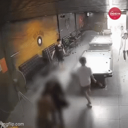 Cô gái bị nam thanh niên tóm tóc, đạp thẳng vào đầu trong quán bida Cô gái bị nam thanh niên tóm tóc, đạp thẳng vào đầu trong quán bida