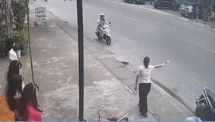 Cô gái dùng gậy chỉ huy giao thông dừng xe cảnh sát giao thông gây bão mạng Cô gái dùng gậy chỉ huy giao thông dừng xe cảnh sát giao thông gây bão mạng