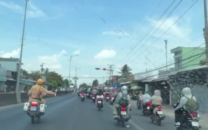 Cô gái dùng gậy chỉ huy giao thông dừng xe cảnh sát giao thông gây bão mạng Cô gái dùng gậy chỉ huy giao thông dừng xe cảnh sát giao thông gây bão mạng