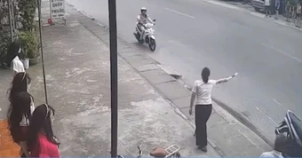 Cô gái dùng gậy chỉ huy giao thông dừng xe cảnh sát giao thông gây bão mạng
