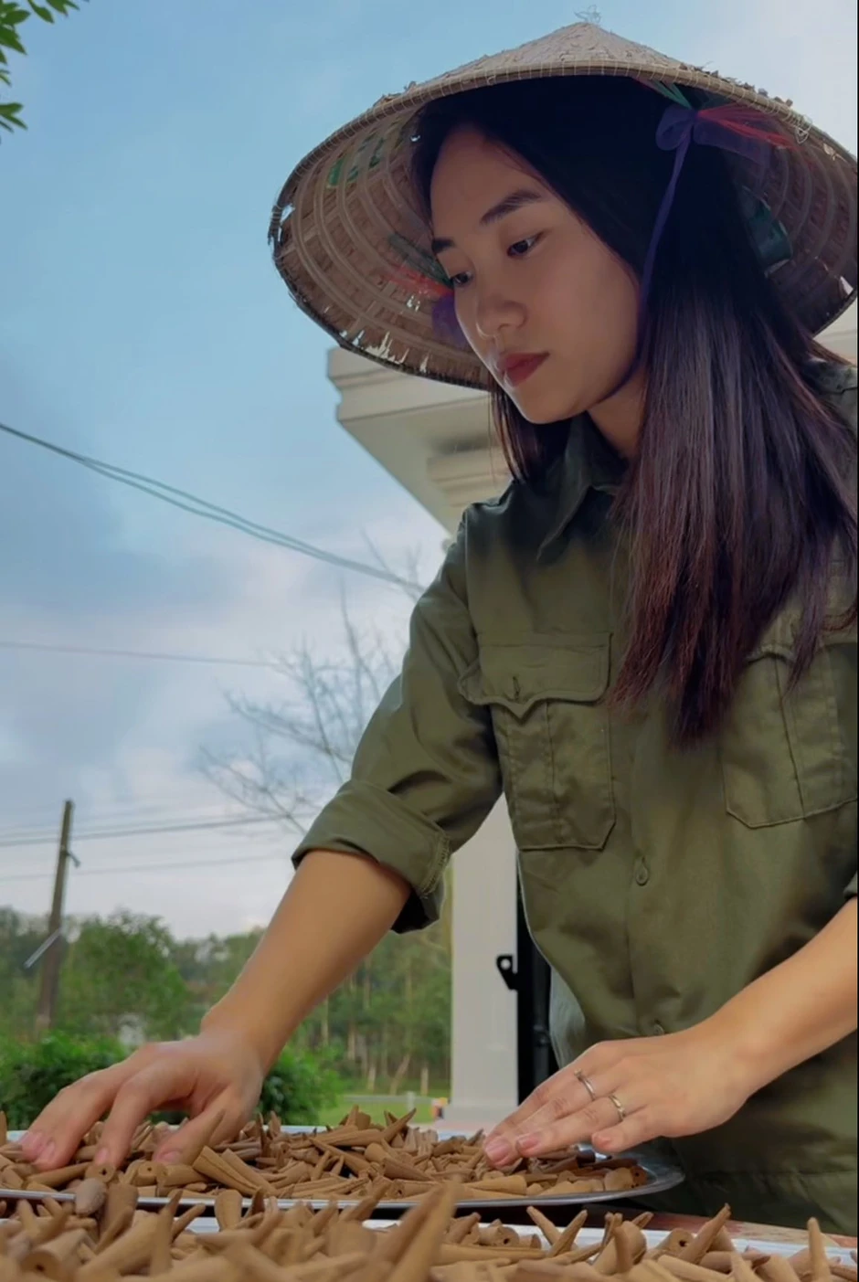 Cô gái trẻ từ bỏ phố thị xa hoa, trở về quê khởi nghiệp với nghề truyền thống Cô gái trẻ từ bỏ phố thị xa hoa, trở về quê khởi nghiệp với nghề truyền thống