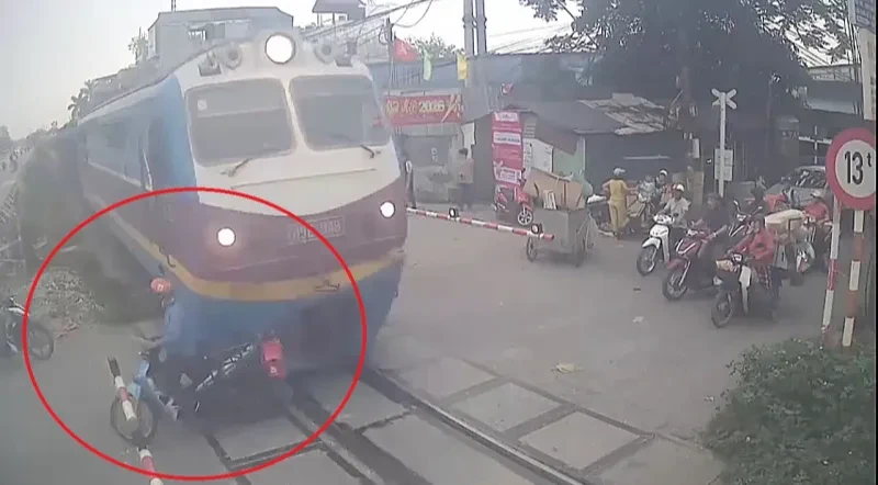 Cố tình vượt rào chắn, tài xế xe máy bị tàu hỏa tông văng Cố tình vượt rào chắn, tài xế xe máy bị tàu hỏa tông văng