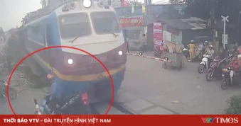 Cố tình vượt rào chắn, tài xế xe máy bị tàu hỏa tông văng
