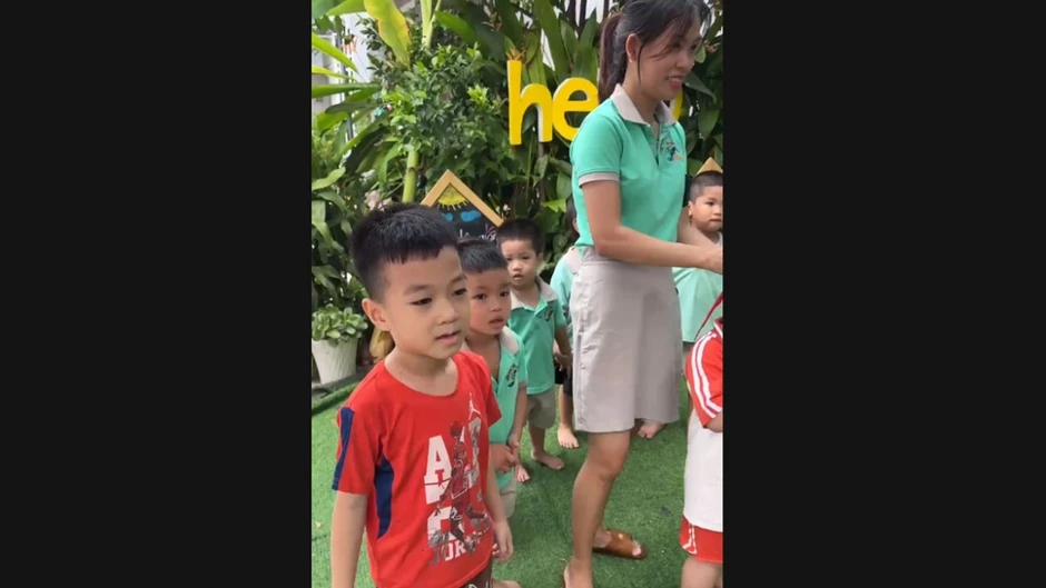 Cô trò ở TP.HCM thót tim vì con rắn hơn 1m xông thẳng vào lớp học mầm non Cô trò ở TP.HCM thót tim vì con rắn hơn 1m xông thẳng vào lớp học mầm non