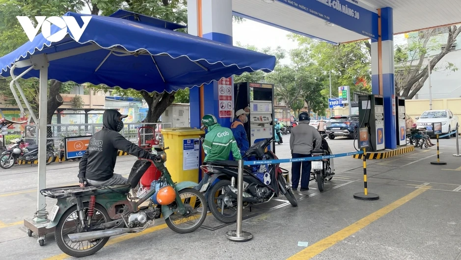 Có trường hợp rút xăng từ xe để tích trữ, Công an TP.HCM cảnh báo nguy cơ cháy nổ Có trường hợp rút xăng từ xe để tích trữ, Công an TP.HCM cảnh báo nguy cơ cháy nổ