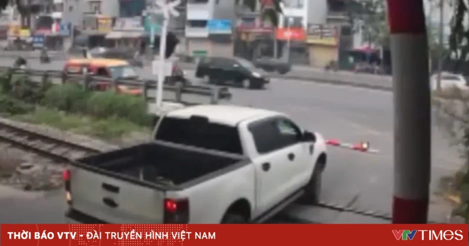 Cố vượt đường ngang khi cần chắn hạ, tài xế suýt trả giá đắt Cố vượt đường ngang khi cần chắn hạ, tài xế suýt trả giá đắt