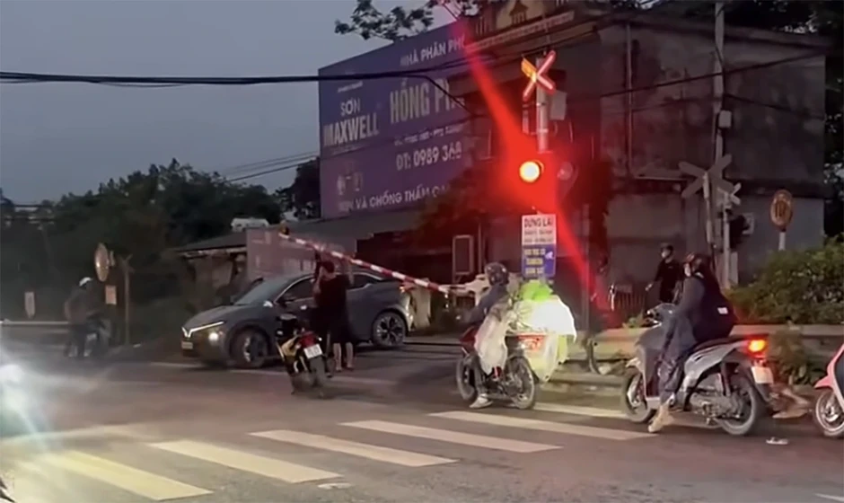 Cố vượt qua đường ray, ô tô bị tàu hỏa tông tại Đại Xuyên, Hà Nội Cố vượt qua đường ray, ô tô bị tàu hỏa tông tại Đại Xuyên, Hà Nội