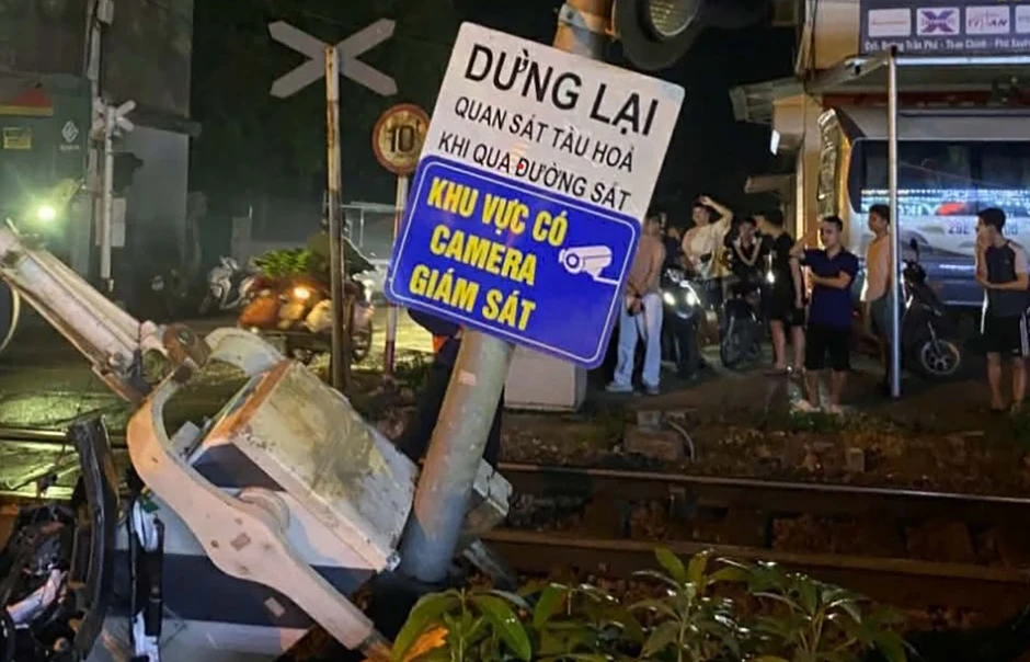Cố vượt qua đường ray, ô tô bị tàu hỏa tông tại Đại Xuyên, Hà Nội Cố vượt qua đường ray, ô tô bị tàu hỏa tông tại Đại Xuyên, Hà Nội