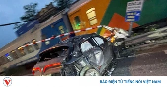 Cố vượt qua đường ray, ô tô bị tàu hỏa tông tại Đại Xuyên, Hà Nội