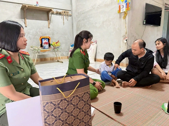 Con của người mẹ trẻ bị lũ cuốn tử vong được các nữ chiến sĩ công an nhận đỡ đầu Con của người mẹ trẻ bị lũ cuốn tử vong được các nữ chiến sĩ công an nhận đỡ đầu