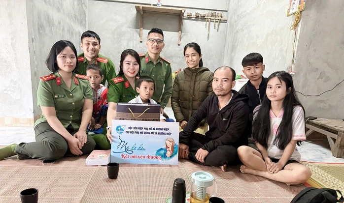 Con của người mẹ trẻ bị lũ cuốn tử vong được các nữ chiến sĩ công an nhận đỡ đầu Con của người mẹ trẻ bị lũ cuốn tử vong được các nữ chiến sĩ công an nhận đỡ đầu